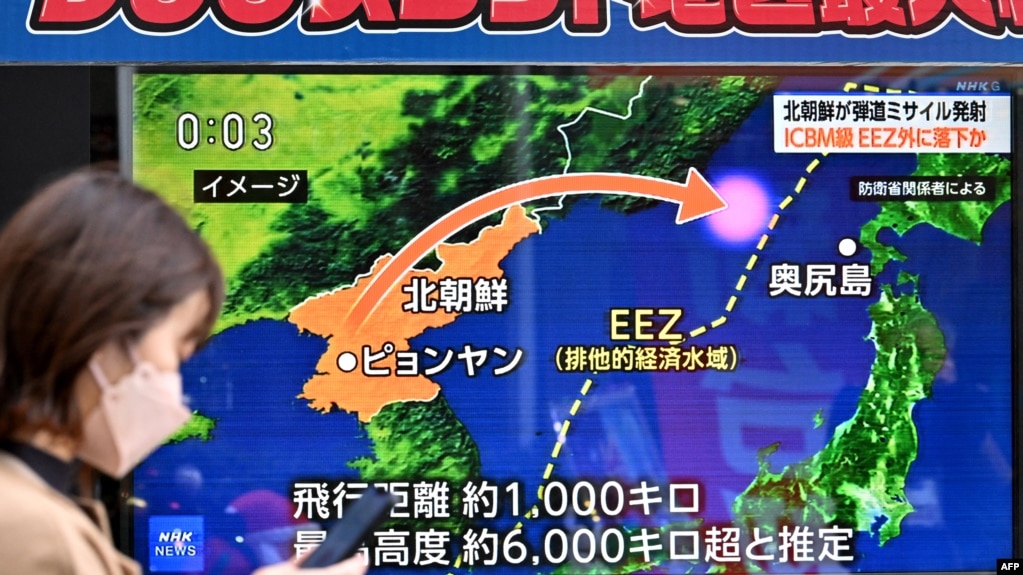 日本电视新闻报道2023年12月18日朝鲜发射洲际导弹的消息。（法新社）(photo:VOA)