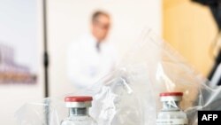 معرفی داروی رمدسیور در یک کنفرانس خبری در آغاز یک مطالعه درباره استفاده از این داروی درمان ابولا در بیماران مبتلا به ویروس کرونا، در هامبورگ در آلمان. ۸ آوریل ۲۰۲۰