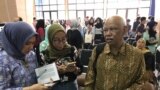 Ahli studi Islam Azyumardi Azra berbicara kepada mahasiswa dan dosen Unisba usai bincang-bincang "Islam di ASEAN" di kampus Unisba, Bandung, Senin, 10 Desember 2018. (Foto: Rio Tuasikal/VOA)