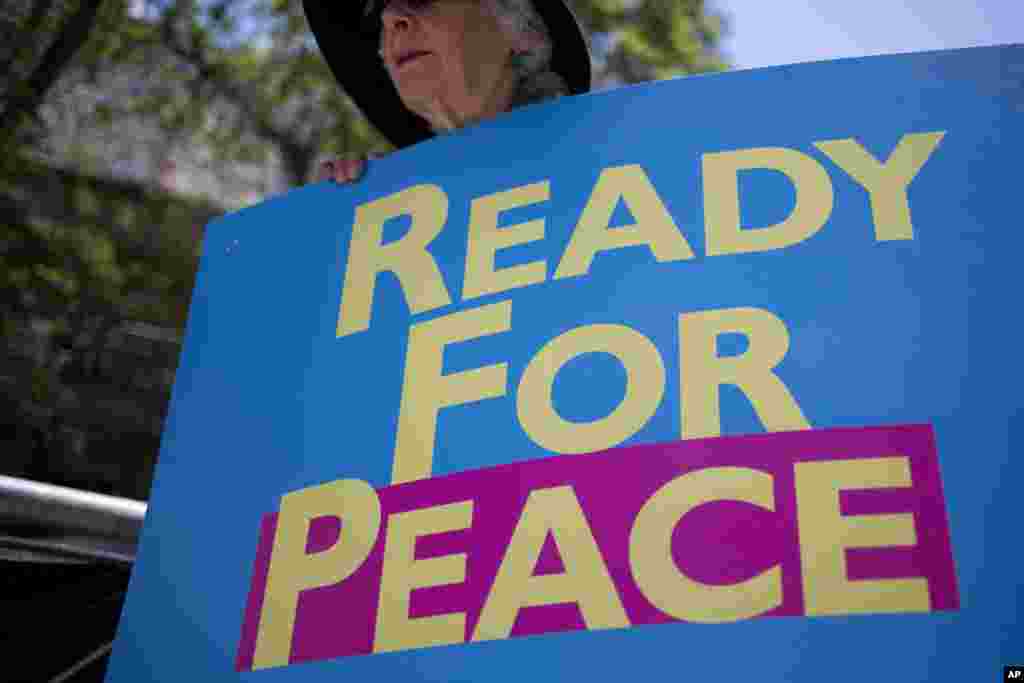 Плакат с надписью &quot;Готовы для мира&quot; в Иерусалиме