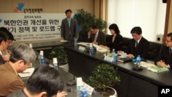 13일 서울에서 기자회견을 갖고 '북한인권 개선을 위한 중장기 정책과 로드맵 구축’ 연구 결과를 발표하는 국가인권위