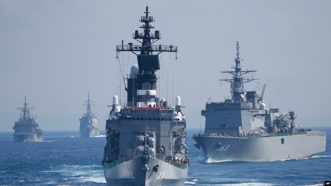 Kapal pengawal Pasukan Bela Diri Maritim Jepang (JMSDF) "Kurama" memimpin kapal lain dalam tinjauan armada di perairan lepas Teluk Sagami, selatan Tokyo, 18 Oktober 2015. (Foto: dok). Anggaran militer Jepang meningkat secara konstan selama hampir satu dekade terakhir. 