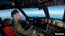 Pilot Pasukan Angkatan Udara Australia (RAAF) Letnan Penerbang Russell Adams dari Squadron 10, melakukan pencarian di wilayah terpencil di Samudera Hindia selatan, Kamis (20/3).