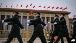 资料照：2024年3月4日，星期一，在北京举行的全国人民代表大会筹备会议上，中国士兵列队经过人民大会堂。(美联社）