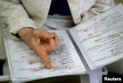 Teruko Yahata (85), a World War Two Hiroshima atomic bombing survivor, prepares to present her story of the horrors of Hiroshima in English to foreign visitors at the Hiroshima Peace Memorial Museum in Hiroshima, western Japan May 9, 2023. (REUTERS/Tom Bateman)