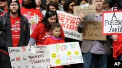 Más de 1.500 maestros se reportaron enfermos y no se presentaron a trabajar el lunes y martes provocando el cierre de 94 de las 97 escuelas públicas en Detroit.