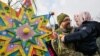 Український військовослужбовець тримає дочку під час святкування Різдва в селі Пирогово під Києвом, 25 грудня 2023 р. Американські республіканці та демократи висловилися про підтримку України у різдвяні дні. Sergei SUPINSKY/AFP

