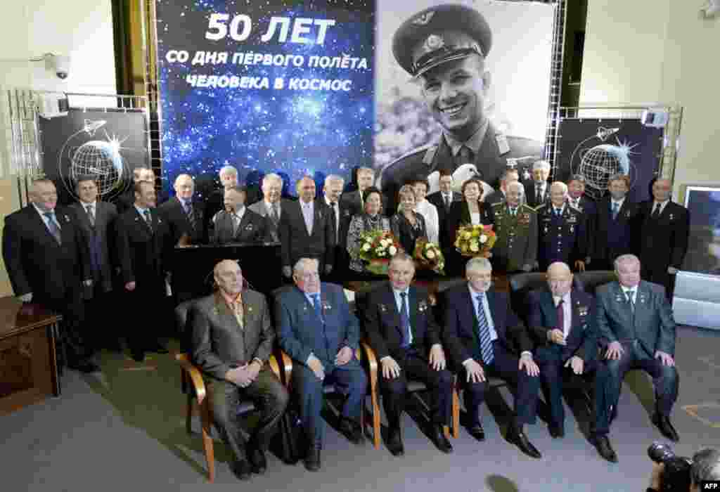 Рссийские космонавты с семьями на церемонии по случаю 50-летия полета Юрия Гагарина в косос. 5 апреля 2011 год