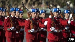 Des gardes royaux défilant devant l’arrivée des rois marocains et jordaniens pour une cérémonie d’accueil au Palais royal de Rabat le 22 mars 2017.