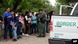 Migranti i granični policajci u Teksasu, na granici SAD i Meksika