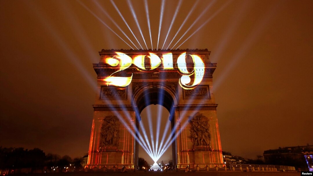 Arc de Triomphe bermandikan cahaya selama perayaan Tahun Baru di Paris, Perancis, 1 Januari 2019 (foto: Reuters/Christian Hartmann)
