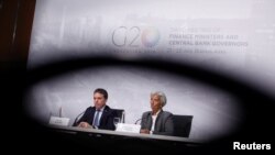 La directora del FMI, Christine Lagarde, derecha, junto al ministro del Tesoro de Argentina, Nicolás Dujovne, se reunieron con los periodistas el sábado en Buenos Aires.