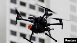 Un dron sobrevuela el centro de la ciudad de Reno, Nevada, en EE.UU., durante una demostración de la NASA a cerca del sistema de aeronaves no tripuladas, el 21 de mayo de 2019.