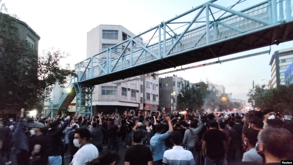 伊朗首都德黑兰民众2022年9月21日举行示威抗议阿米尼在押期间离奇死亡。（路透社）(photo:VOA)