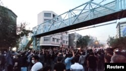 伊朗首都德黑兰民众2022年9月21日举行示威抗议阿米尼在押期间离奇死亡。（路透社）