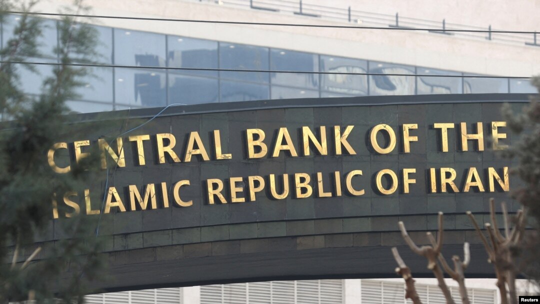 ARCHIVO: El cartel del Banco Central de la República Islámica de Irán se ve en Teherán