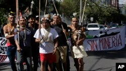 Indígenas waorani protestan afuera de la Corte Constitucional en Quito, Ecuador, el jueves 13 de febrero de 2020. Piden que el tribunal emita un fallo que proteja su derecho a vivir sin la explotación minera y petrolera de sus tierras.