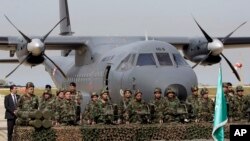 Tentara Lebanon berdiri di depan senjata Perancis di bandara internasional Rafik Hariri di Beirut, Lebanon, 20 April 2015.