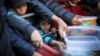 Palestinci u Rafi redu za hranu koju dobijaju iz humanitarne pomoći, 11. mart 2024. (AFP)