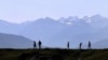 Para pendaki gunung Alpen di 'Kitzbuehler Horn' pada ketinggian 1.996 meter, dekat Kitzbuehl, Austria, 27 Oktober 2019. (Foto: AP / Matthias Schrader).