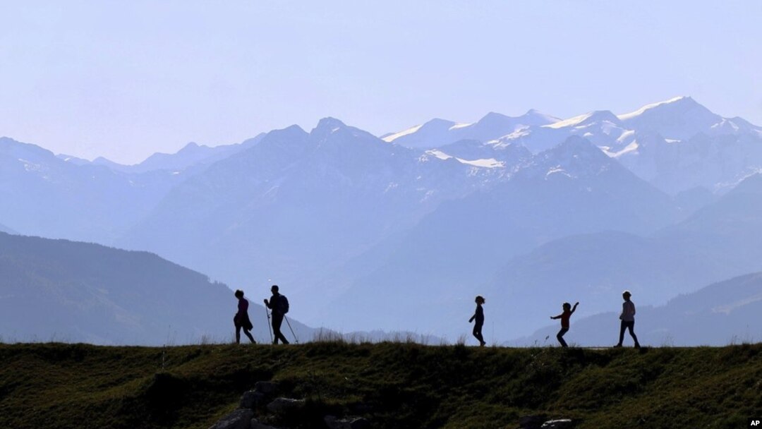 Para pendaki gunung Alpen di 'Kitzbuehler Horn' pada ketinggian 1.996 meter, dekat Kitzbuehl, Austria, 27 Oktober 2019. (Foto: AP / Matthias Schrader).