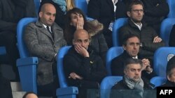 Manajer Manchester City asal Spanyol, Pep Guardiola (tengah), menyaksikan pertandingan paruh kedua laga perempat final Liga Champion antara Manchester City melawan Liverpool di Stadion Etihad di Manchester, Inggris, 10 April 2018.