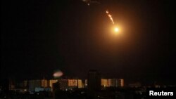 انفجار یک پهپاد در آسمان کی‌یف در هنگام حمله پهپادی روسیه به اوکراین (آرشیو)