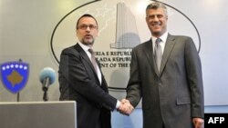 Novi specijalni predstavnik EU na Kosovu Fernando Đentilini i premijer Kosova Hašim Tači