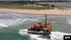 Épave d'UN navire sur la plage de Lighthouse à Lagos, le 27 mars 2021 . 