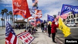 Para pendukung bakal capres dari Partai Republik, Donald Trump, berkumpul di Huntington Beach, California, MInggu, 3 Maret 2024 menjelang pemilihan pendahuluan, Super Tuesday. (Foto Aude Guerucci/Reuters)