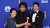 Lee Jeong-eun (dari kiri), sutradara Bong Joon-ho dan Kang-Ho Song, para pemeran dalam film "Parasite" berpose setelah memenangi penghargaan Golden Globe Awards di Beverly Hilton Hotel, di Beverly Hills, 5 Januari 2020. (Foto: AP)