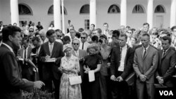 El presidente John Kennedy despide a los voluntarios del Cuerpo de Paz en la Casa Blanca el 28 de agosto 1961.