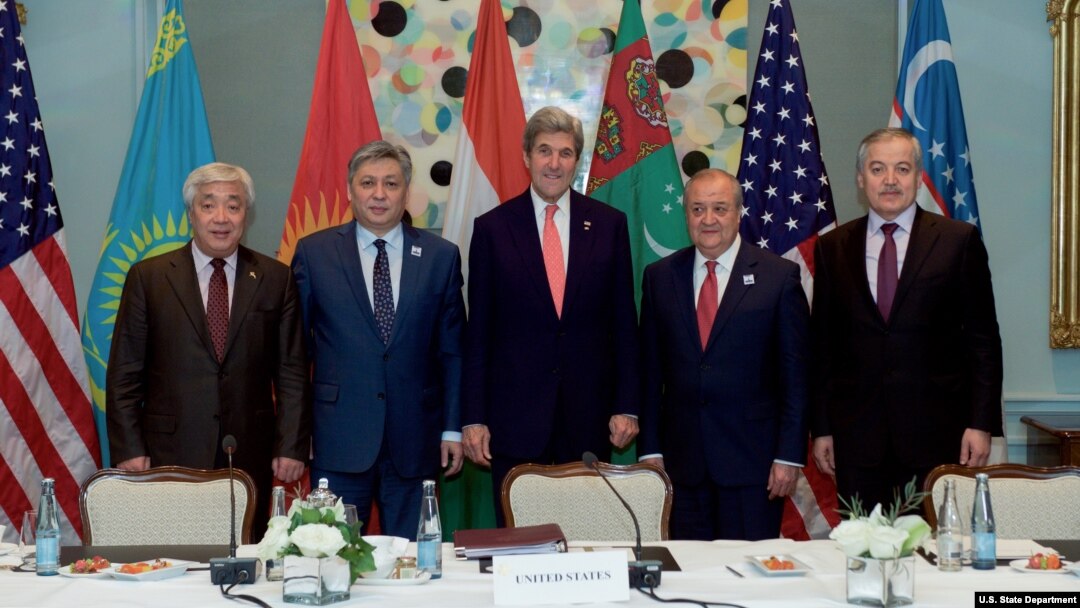 AQSh Davlat kotibi Jon Kerri (markazda) Markaziy Osiyo davlatlari tashqi ishlar vazirlari bilan, Germaniya, 7-dekabr, 2016-yil.