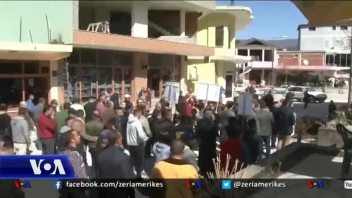Billedresultat for ProtestÃ« nÃ« qytezÃ«n e KÃ«lcyrÃ«s kundÃ«r prishjes sÃ« objekteve