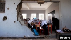 Classe de filles à Hodeidah, en bordure de la mer Rouge, au Yémen, le 24 octobre 2017.