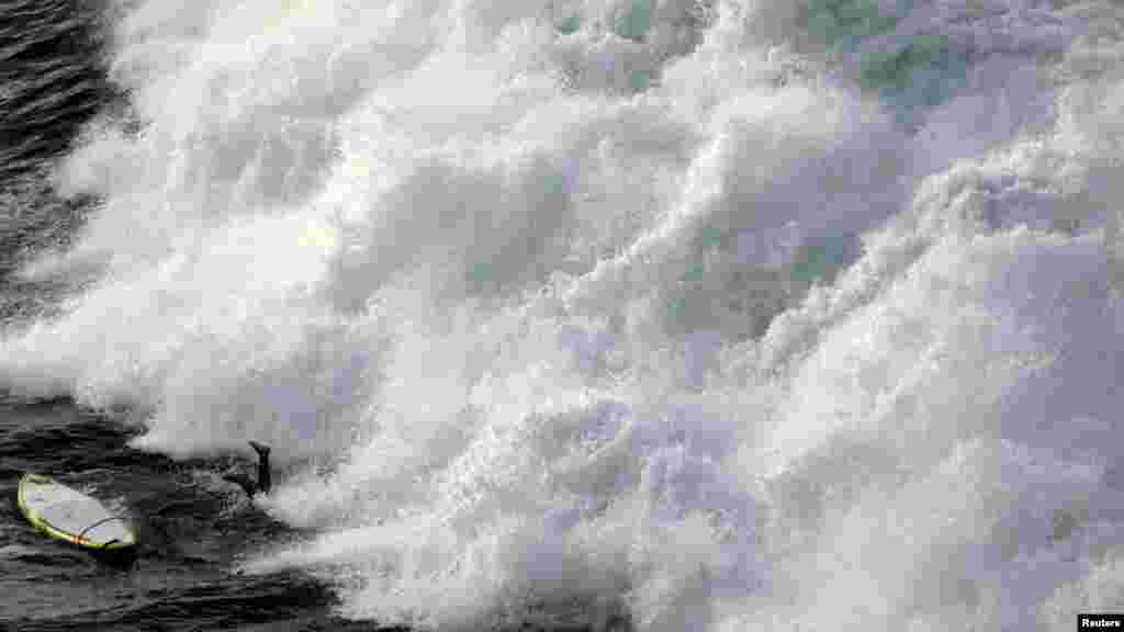 Surferu nedaleko od obale plaže Manly u Sydneyu nije uspjelo ono sto je naumio i našao se nogama u vis pred velikim talasom.
