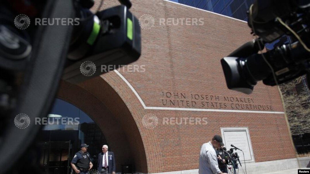 Kamere ispred federalne sudnice Džon Džozef Mokli u Bostonu, 1. maja 2013. Troje novih osumnjičenih privedeno je u okviru istrage bombaških napada za vreme Bostonskog maratona.