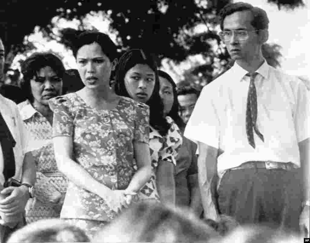 King Bhumibol Adulydej and Queen Sirikit (left) talked to 100 demonstrators in Bangkok, Oct. 15, 1973, during demonstration which resulted in fall of Thanom Kittikachorn government.