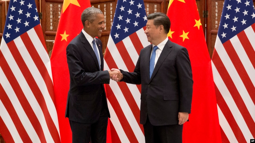 Presiden AS Barack Obama (kiri) dan Presiden China Xi Jinping berjabat tangan sebelum melakukan pertemuan di Hangzhou, Zhejiang, China, Sabtu (3/9).