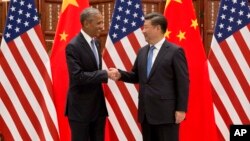 Presiden AS Barack Obama (kiri) dan Presiden China Xi Jinping berjabat tangan sebelum melakukan pertemuan di Hangzhou, Zhejiang, China, Sabtu (3/9).