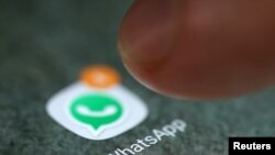 Логотип приложения WhatsApp на экране смартфона, 15 сентября 2017 года