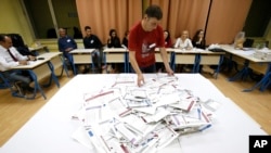 Priprema za preborajavanje glasova na jednom od glasačkih mjesta u Sarajevu, 7. oktobar 2018.