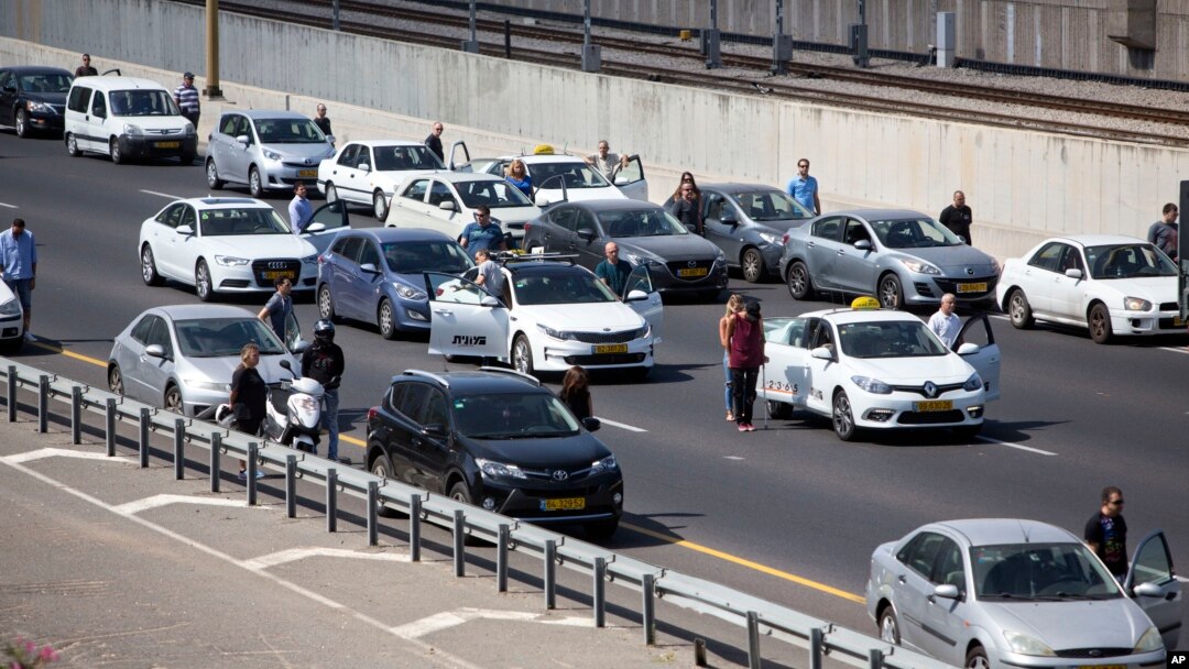 Los israelíes se bajaron de sus autos y se colocaron uno al lado del otro para honrar a las víctimas del Holocausto, el jueves, 5 de mayo de 2016.