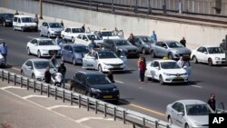 Los israelíes se bajaron de sus autos y se colocaron uno al lado del otro para honrar a las víctimas del Holocausto, el jueves, 5 de mayo de 2016.