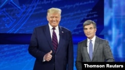 El presidente Donald Trump junto al periodista George Stephanopoulos en un foro organizado por ABC News en Filadelfia, Pensilvania, el martes 15 de septiembre de 2020.