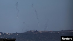 资料图片：2023年10月21日，从以色列一侧看到，以色列北部与黎巴嫩边境的天空中出现了照明弹。（路透社）