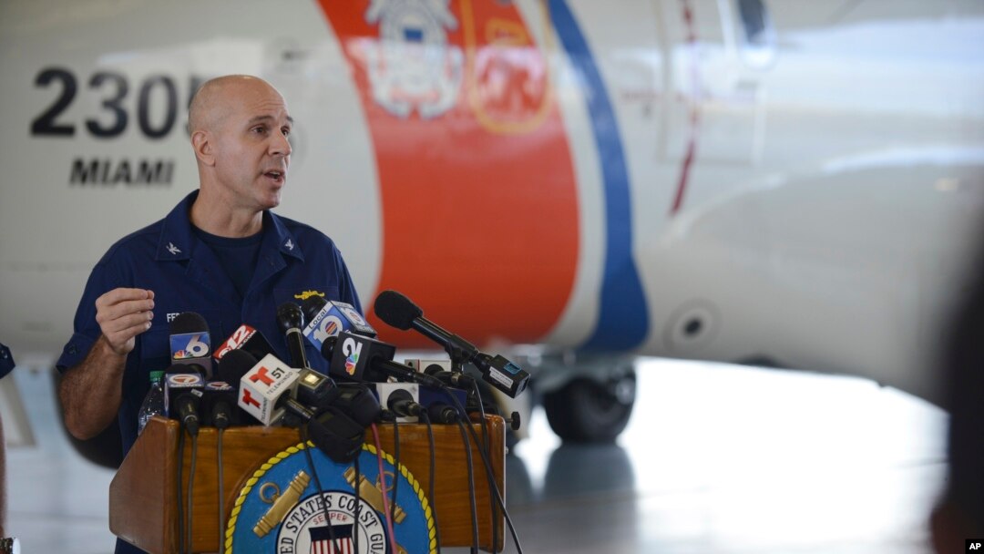 Kapten Pasukan Penjaga Pantai AS Mark Fedor memberikan keterangan dalam konferensi pers mengenai kapal kargo El Faro, di Miami, Florida (5/10). 