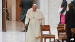 El papa Francisco llega al salón Pablo VI con motivo de la audiencia general semanal en el Vaticano, el miércoles 13 de diciembre de 2023.