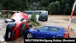 Des voitures détruites par les inondations sont représentées dans une zone touchée par les inondations, à la suite de fortes pluies à Schuld, en Allemagne, le 15 juillet 2021.