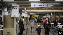 La policía custodia un colegio electoral durante las elecciones regionales y locales, en Bogotá, Colombia, el 29 de octubre de 2023.